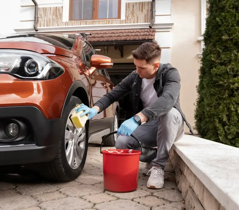 Lavage auto à domicile Villedieu-le-Château : professionnel intervenant sur un véhicule
